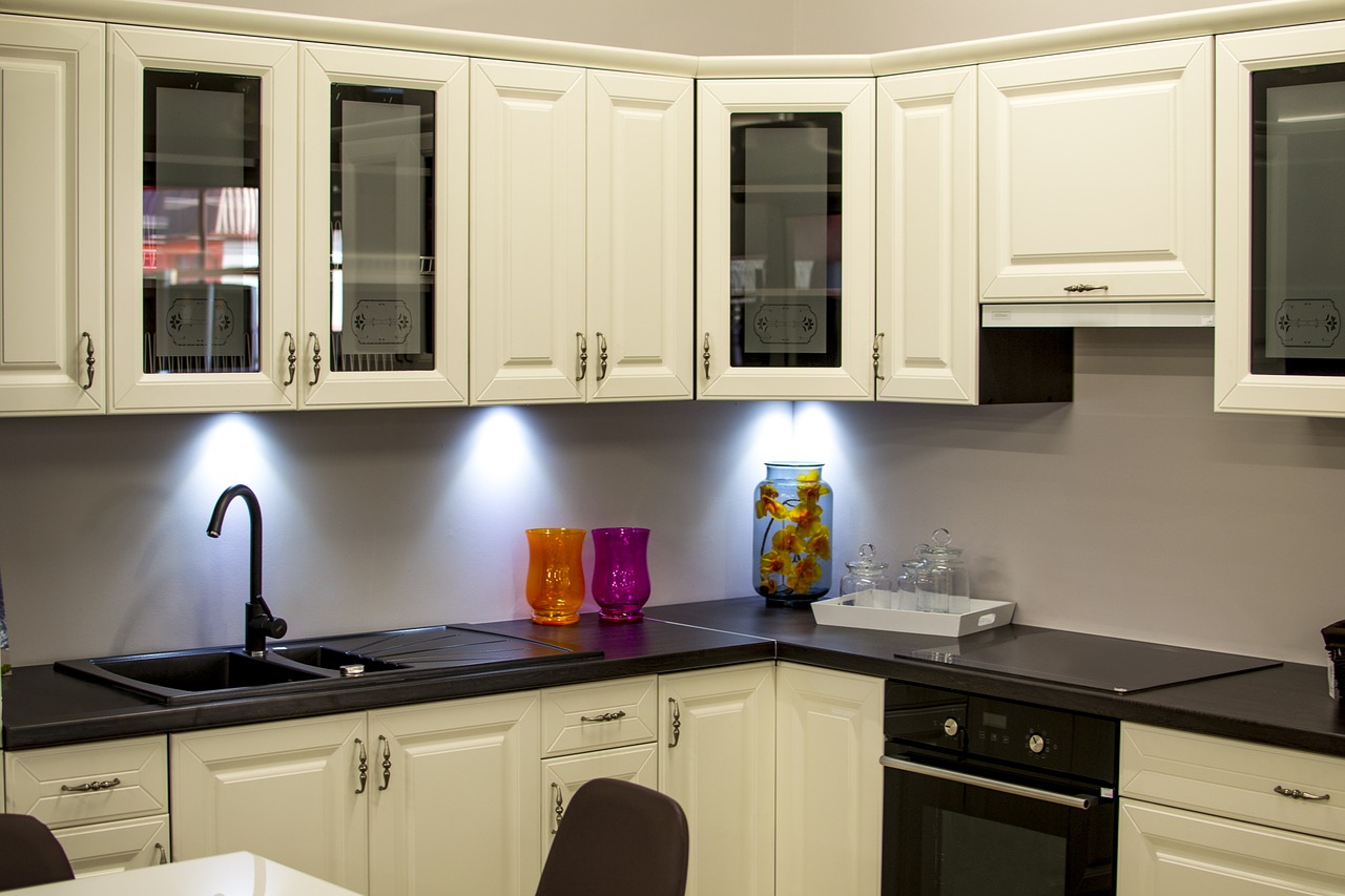 Szkło w kuchni – estetyczne rozwiązanie. Szkło dekoracyjne, szkło ozdobne do kuchni