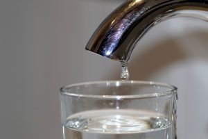 Funkcjonalne baterie i zlewozmywaki do kuchni – zlewozmywaki narożne.