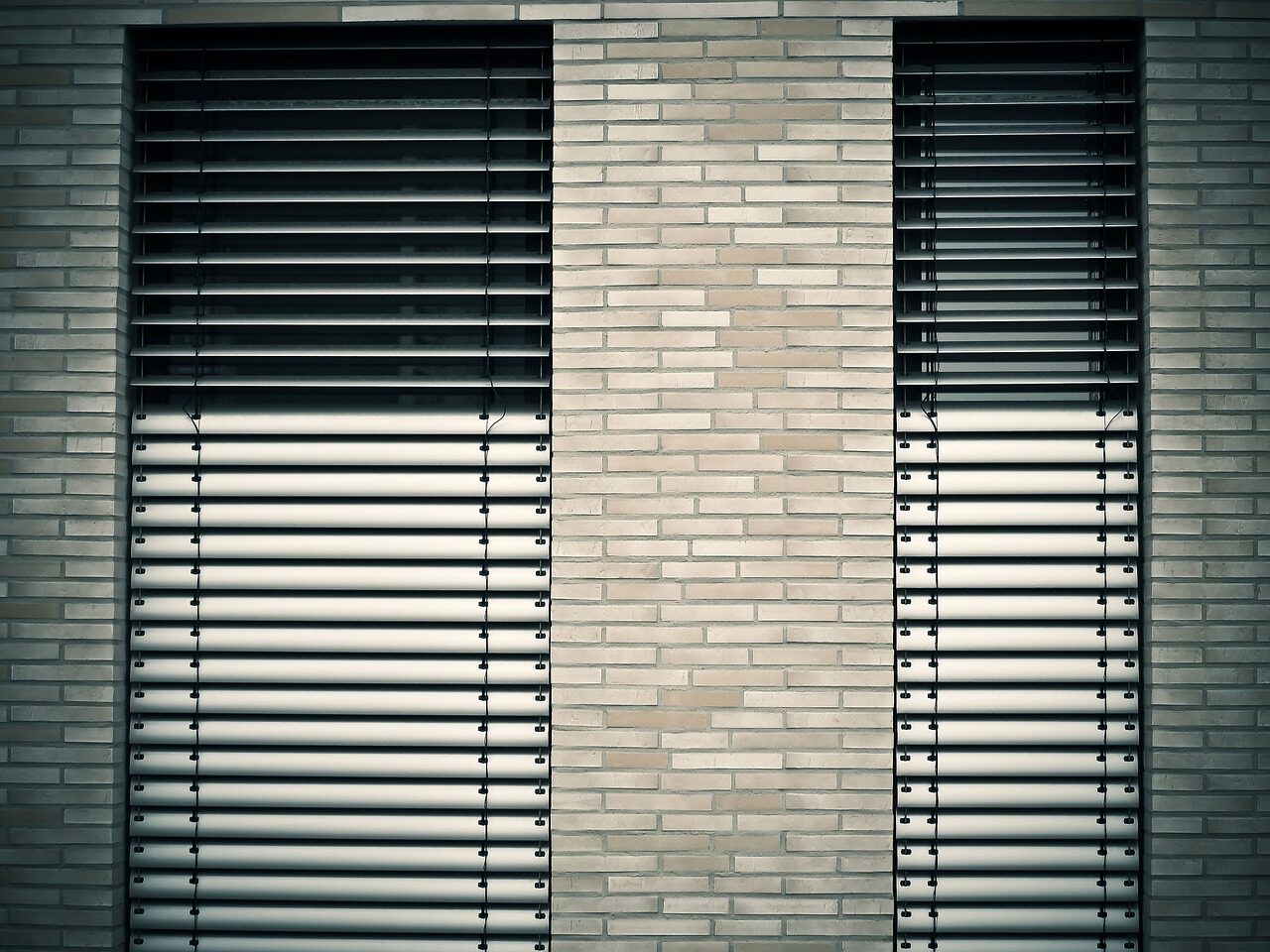 Okna dachowe: Porady dotyczące wyboru, montażu i pielęgnacji okien dachowych, które dostarczają naturalne światło i wentylację na poddaszu.