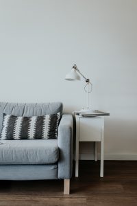 Plusy i minusy posiadania jasnego narożnika w mieszkaniu
