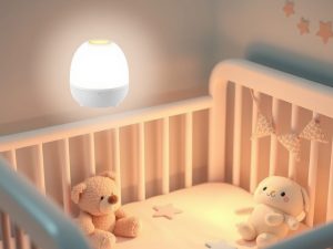 Oświetlenie nocne w pokoju niemowlaka: jak wybrać bezpieczną i komfortową lampkę na co dzień
